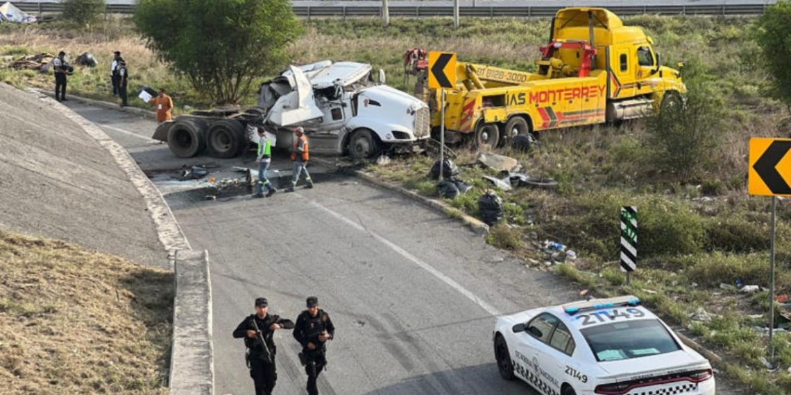 accidente-vial-tractocamión-carretera-a-Laredo
