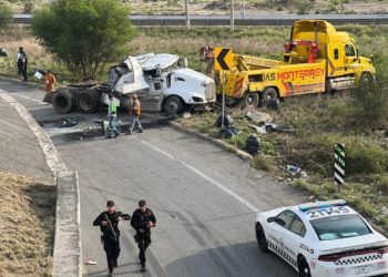 accidente-vial-tractocamión-carretera-a-Laredo