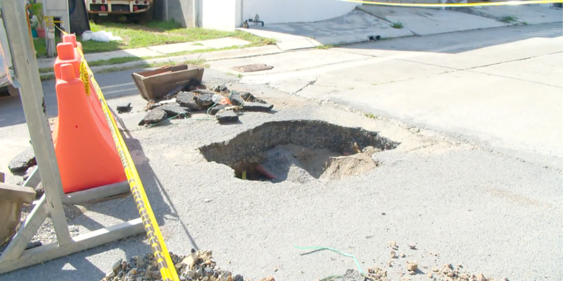 Socavón En Guadalupe, Colonia La Playa, hundimiento pavimento, Guadalupe N.L.