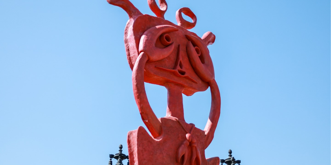 Calzada San Pedro, arte público, Sergio Hernández, niña cangrejo, escultura