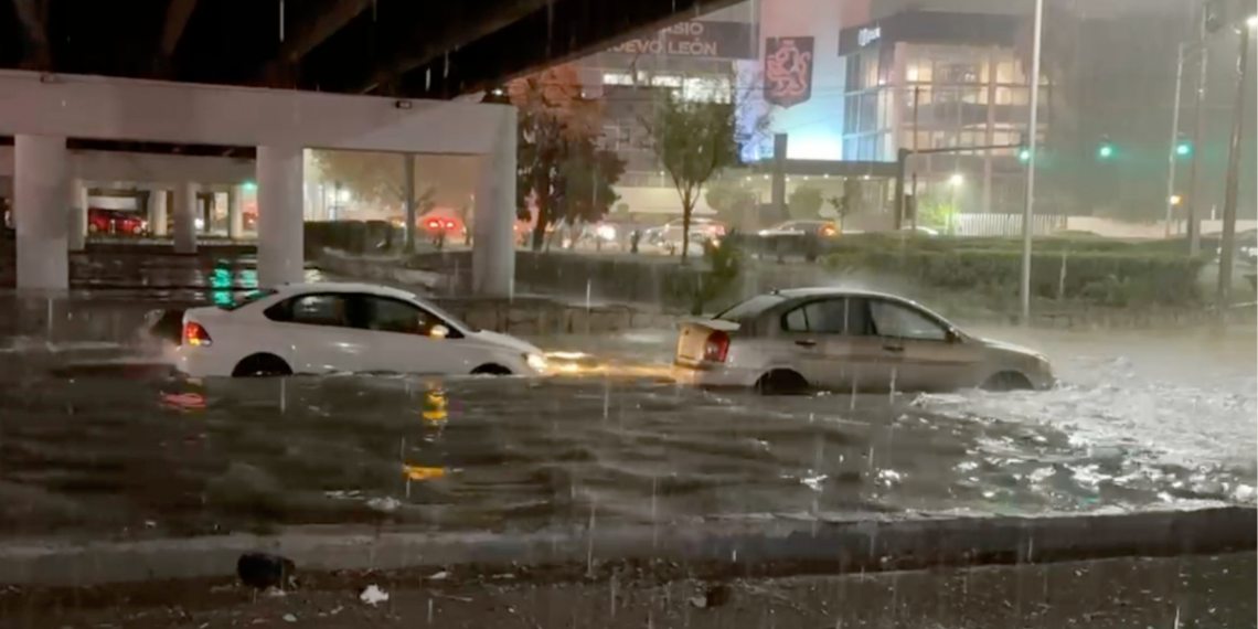 lluvias en Monterrey, autos varados, Metro Sendero, Escobedo y San Nicolás, carretera Nacional