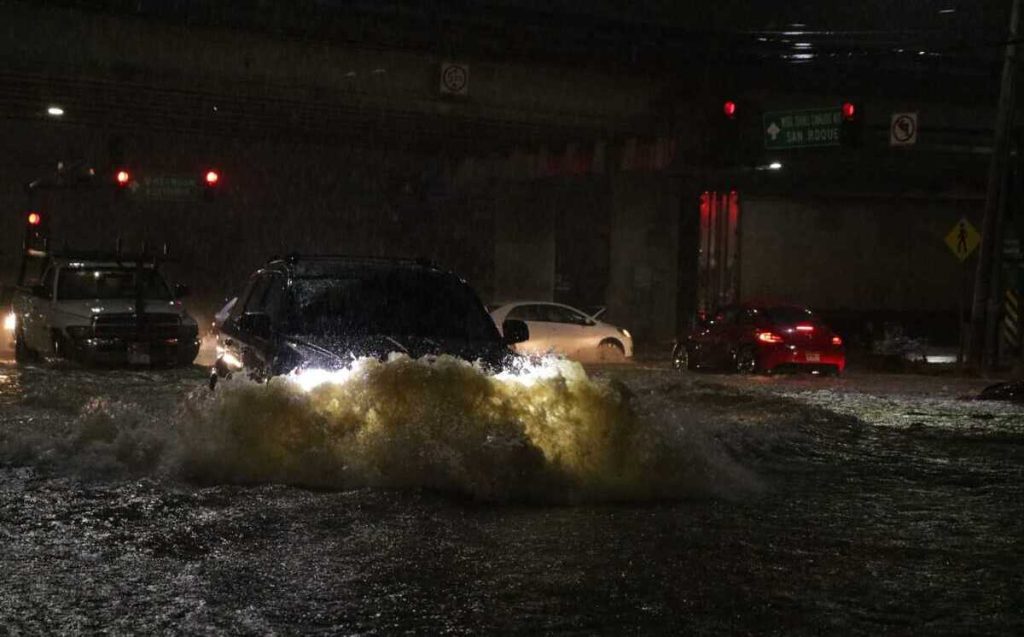lluvias en Monterrey, autos varados, Metro Sendero, Escobedo y San Nicolás, carretera Nacional