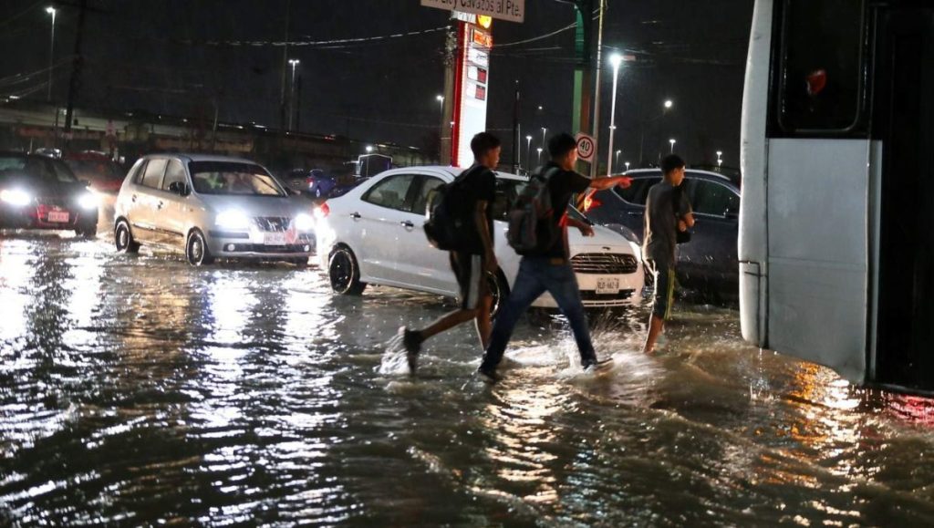 lluvias en Monterrey, autos varados, Metro Sendero, Escobedo y San Nicolás, carretera Nacional