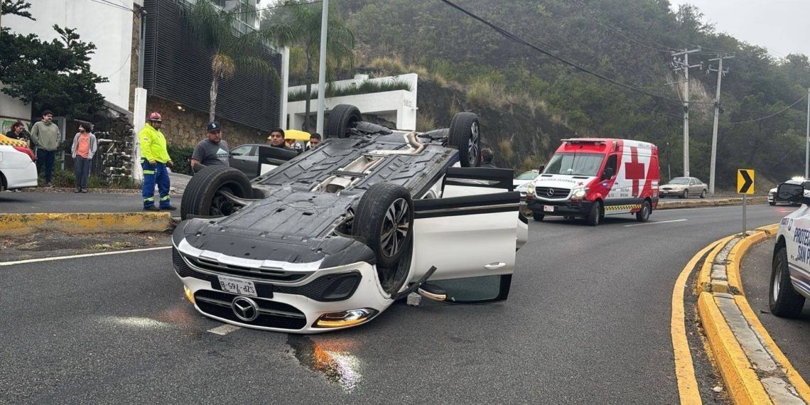 accidente en san pedro, mujer de la tercera edad se vuelca, no reportan lesiones
