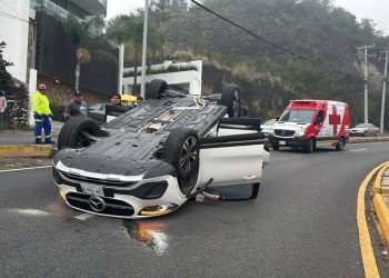 accidente en san pedro, mujer de la tercera edad se vuelca, no reportan lesiones