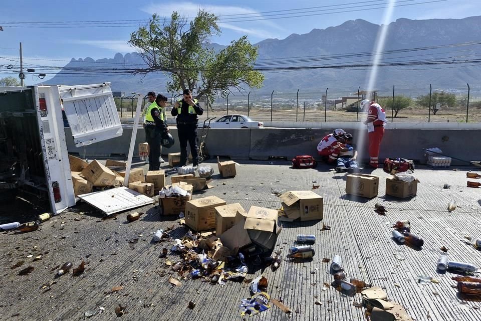camioneta-de-carga-vuelca-San-Pedro-accidente-vial-exceso-de-velocidad