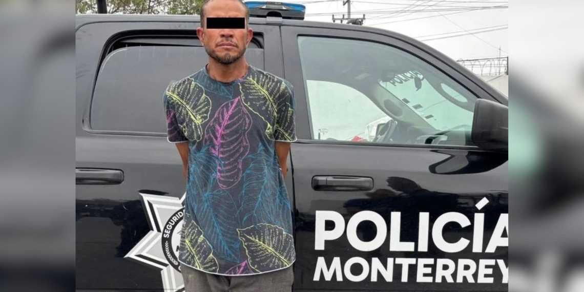 Detenido en frente de vehículo de Policia