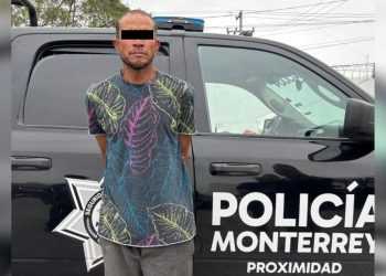 Detenido en frente de vehículo de Policia