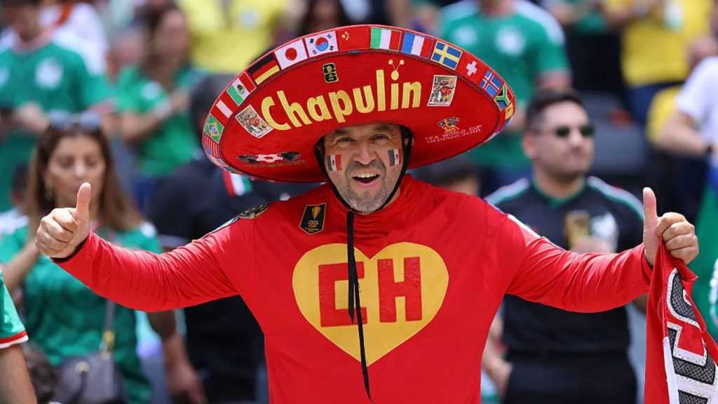 Aficionados gastan miles de dolares en el estadio azteca