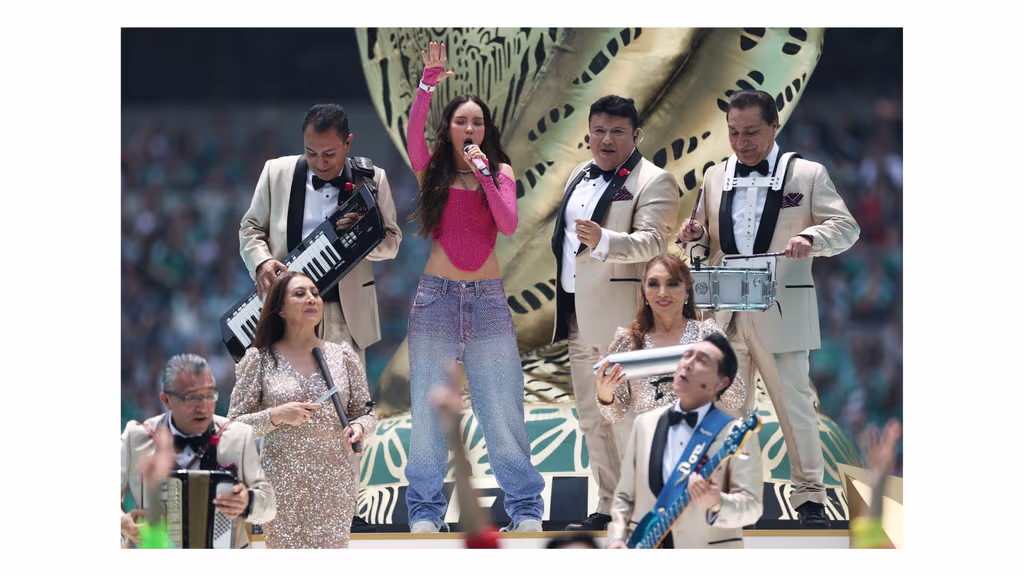Belinda en la apertura del mundial