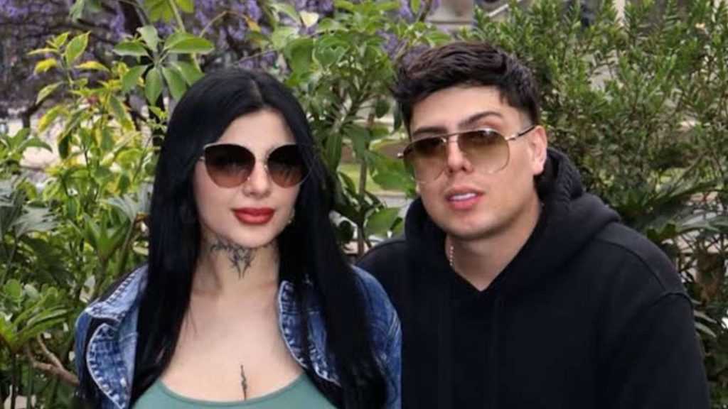 Karely Ruiz y su esposo