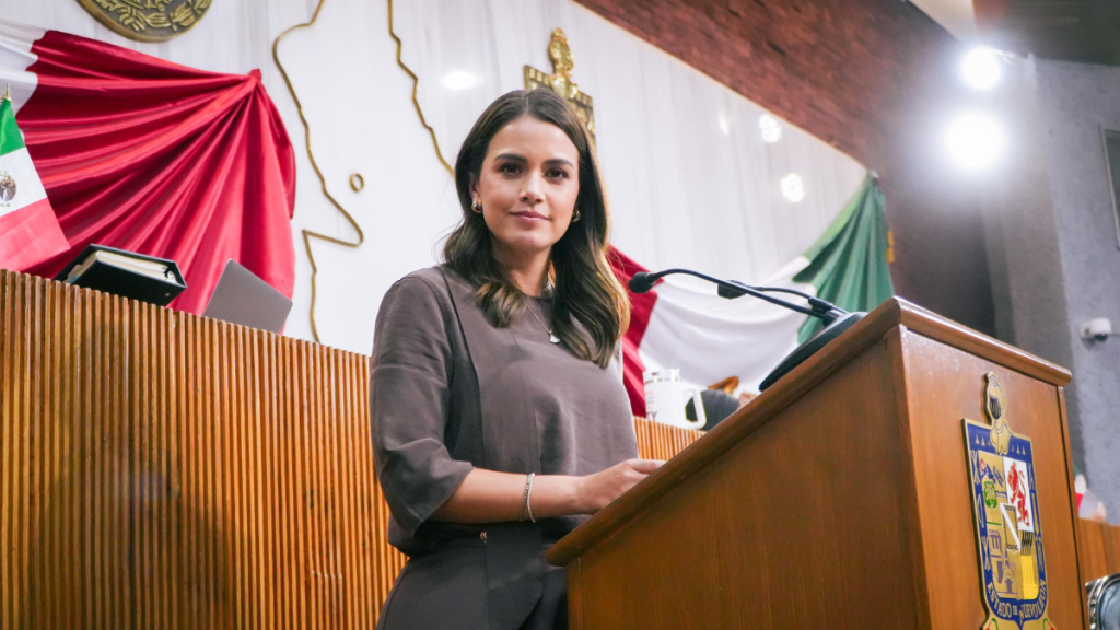 Lorena de la Garza formaliza su registro y aspira a la alcaldía de Monterrey en las instalaciones del Partido Acción Nacional.