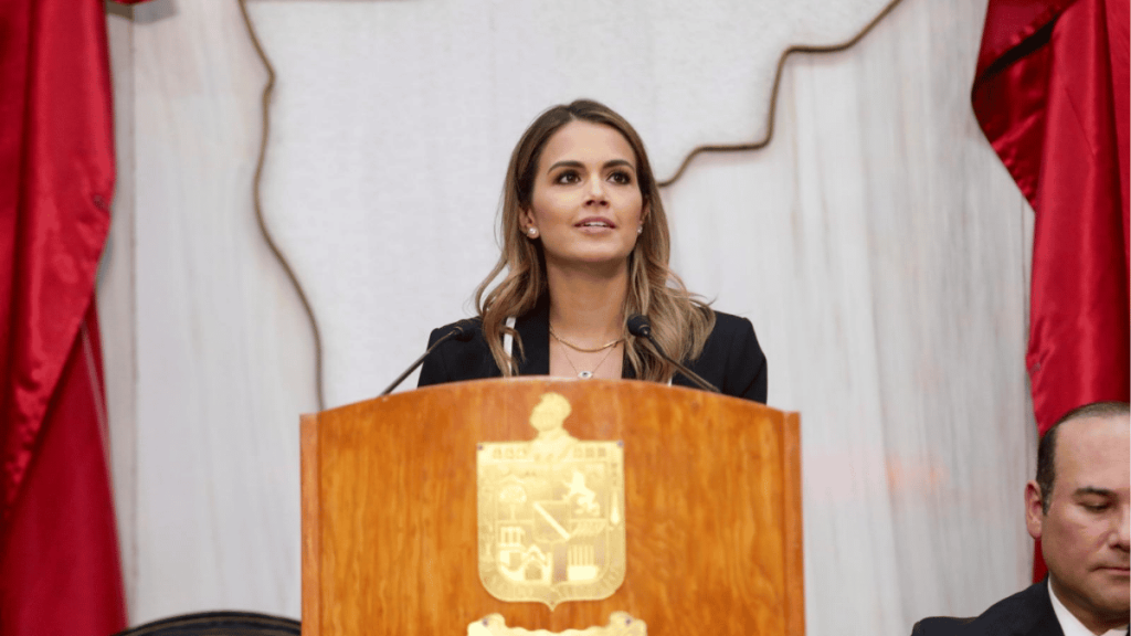 Foto de Lorena de la Garza sobre la comisión del presupuesto- El pulso de la sultana